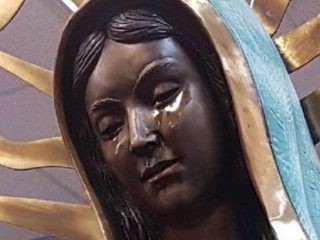 La statua della Madonna piange olio sacro