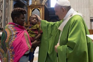 Papa Francesco: i migranti sono persone non un problema sociale