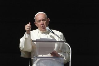 Niente santi in gesso: Dio dà la grazia di vivere una vita santa, dice il papa