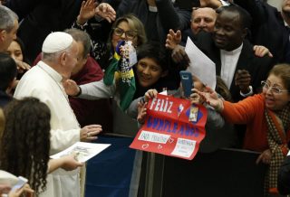 Prepara un presepe, prega lì prima di Natale, suggerisce papa Francesco