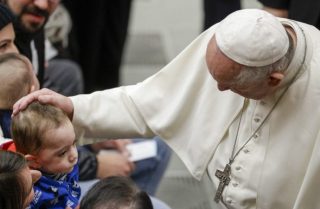 Papa Francesco tra pochi giorni si pronuncerà sui preti sposati