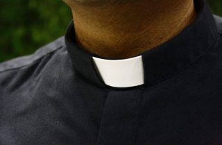 Nove sacerdoti accusati per abuso sessuale su due fratelli