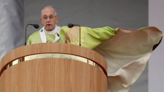 Papa Francesco  decide di non consentire agli uomini sposati di diventare sacerdoti