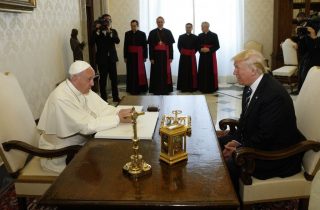 Trump si congratula con Papa Francesco per il 7 ° anniversario delle sue elezioni papali