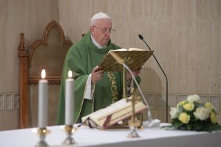 Come l’acqua, i cristiani diventano stagnanti se non si muovono, dice papa Francesco