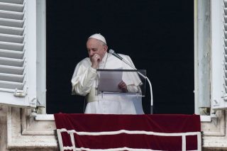 Papa Francesco evita il ritiro con la curia e continua i suoi esercizi in Vaticano