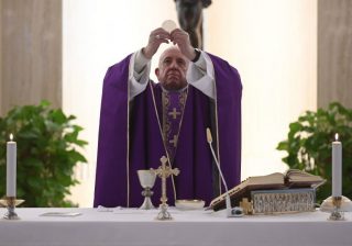 Papa Francesco dice ai pastori di non abbandonare i fedeli durante la crisi