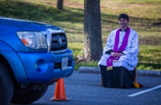 Chiese chiuse per coronavirus: il sacerdote fa le confessioni in auto