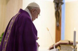 Il Papa prega per le persone in difficoltà finanziarie a causa della pandemia