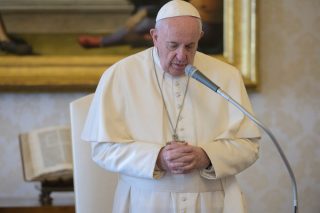 Il “Vangelo della vita” ora è più che mai necessario, afferma papa Francesco