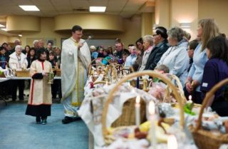 Il Vaticano ha chiesto ai vescovi di tutto il mondo ad aiutare i fedeli a fare Pasqua a casa