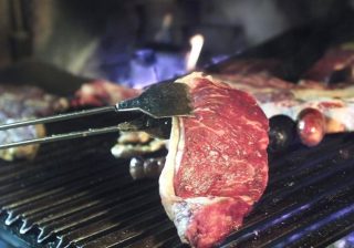 Le diocesi permettono la carne durante la quaresima a causa del coronavirus