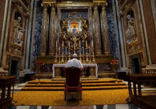 ‘Uniti con Cristo non siamo mai soli’: papa Francesco prega per porre fine alla crisi del coronavirus a Roma