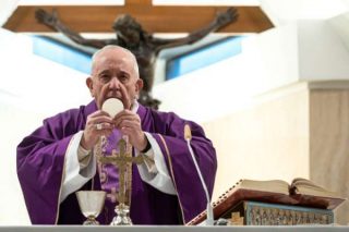 Papa Francesco prega per coloro che piangono per la solitudine o la perdita a causa del coronavirus