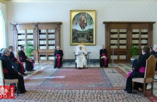 Dopo le rivolte nelle carceri dovute alla repressione del coronavirus, il papa prega per i detenuti