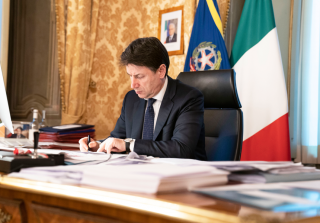 Conte firma il nuovo decreto legge: il testo completo