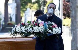 Durante la pandemia, i sacerdoti lavorano per colmare la distanza tra defunti, famiglia