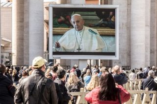 Papa Francesco dice ai sacerdoti di incontrare i malati di coronavirus