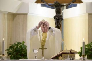 Rimanere fedeli in tempi incerti, sollecita Papa Francesco