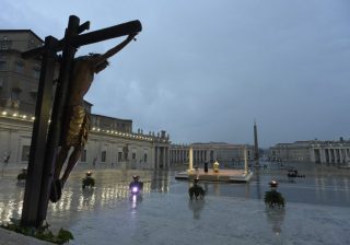 Il Vaticano autorizza le Messe speciali e le preghiere del Venerdì Santo per la pandemia di coronavirus