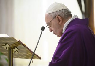 Il peccato inizia cedendo alle piccole tentazioni, avverte Papa Francesco