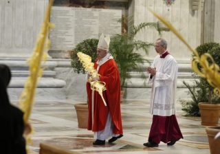 Papa Francesco celebra la Domenica delle Palme nella Basilica di San Pietro quasi vuota