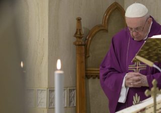 Papa Francesco prega per i condannati ingiustamente dopo che la condanna di Pell è stata annullata