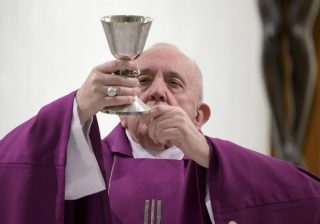 Dio ci giudicherà da come abbiamo trattato i poveri, afferma Papa Francesco