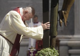 La croce ha cambiato il significato della sofferenza, afferma il predicatore papale del Venerdì Santo