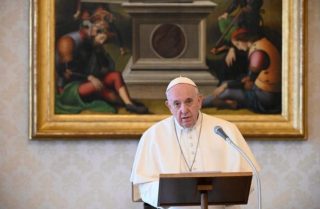 Il Papa afferma che la ripresa della pandemia comporta la scelta tra denaro o bene comune