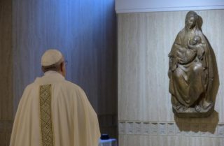 Il Papa ringrazia i farmacisti per aiutare le persone durante la pandemia