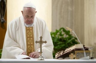 Il Papa afferma che vivere la fede senza sacramenti, la comunità è pericolosa