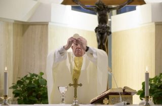 Alla messa il papa prega per l’unità, la fedeltà nei momenti difficili