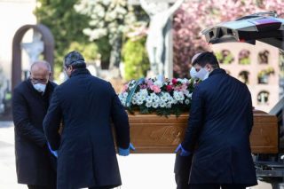 Le chiese italiane si preparano a riprendere i funerali dopo un divieto di otto settimane