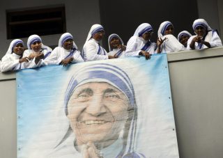 Sii come Madre Teresa durante la crisi del coronavirus, sollecita Papa Francesco