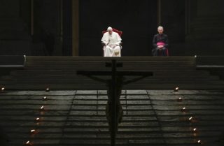 Il Papa conduce il servizio “Via Crucis” nella deserta Piazza San Pietro