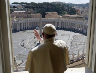 Durante Regina Coeli, Papa Francesco elogia le donne che si prendono cura degli altri in mezzo a Coronavirus