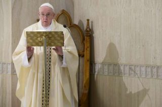 Papa Francesco prega per le vittime del coronavirus che muoiono senza i loro cari