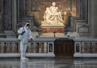 La Basilica di San Pietro è stata disinfettata prima della riapertura al pubblico