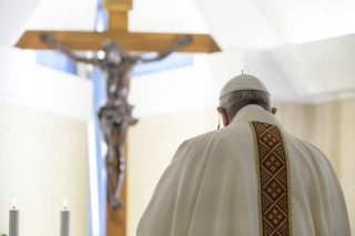 Papa Francesco onora sacerdoti e dottori morti nella pandemia di coronavirus