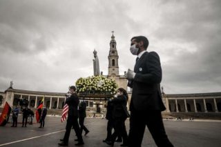 Nel santuario vuoto, il cardinale di Fatima afferma che la Chiesa è spiritualmente unita a Maria