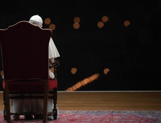 Papa Francesco: ‘Gesù ci salva dall’oscurità’