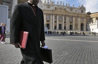 Il principale cardinale vaticano considera “folle” la “comunione da portare via”