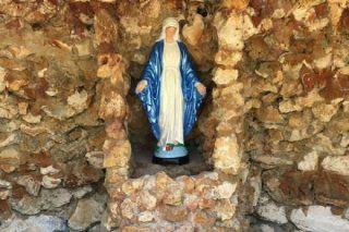 Madonna tra le erbacce: i cavalieri di Colombo trovano la grotta dimenticata