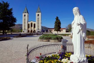 Medjugorje: freed from drugs, he is now a priest