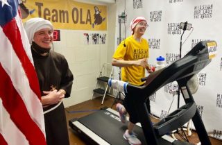 Suora corre una maratona di tapis roulant, raccoglie fondi per i poveri di Chicago