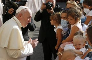 Papa Francesco: i comunicatori cristiani possono portare speranza nel mondo in crisi