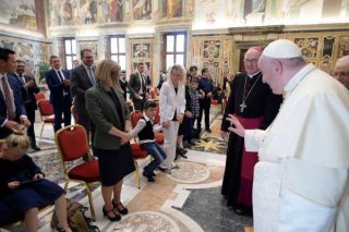 Tutti sono belli agli occhi di Dio, dice Papa Francesco ai bambini con disturbo dello spettro autistico