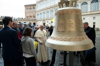 Papa Francesco benedice la campana che suonerà in difesa del nascituro