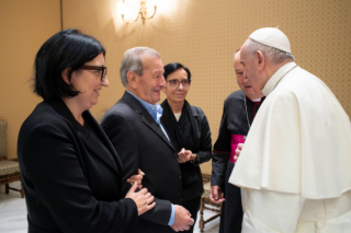 Papa Francesco conforta i genitori del prete cattolico italiano ucciso